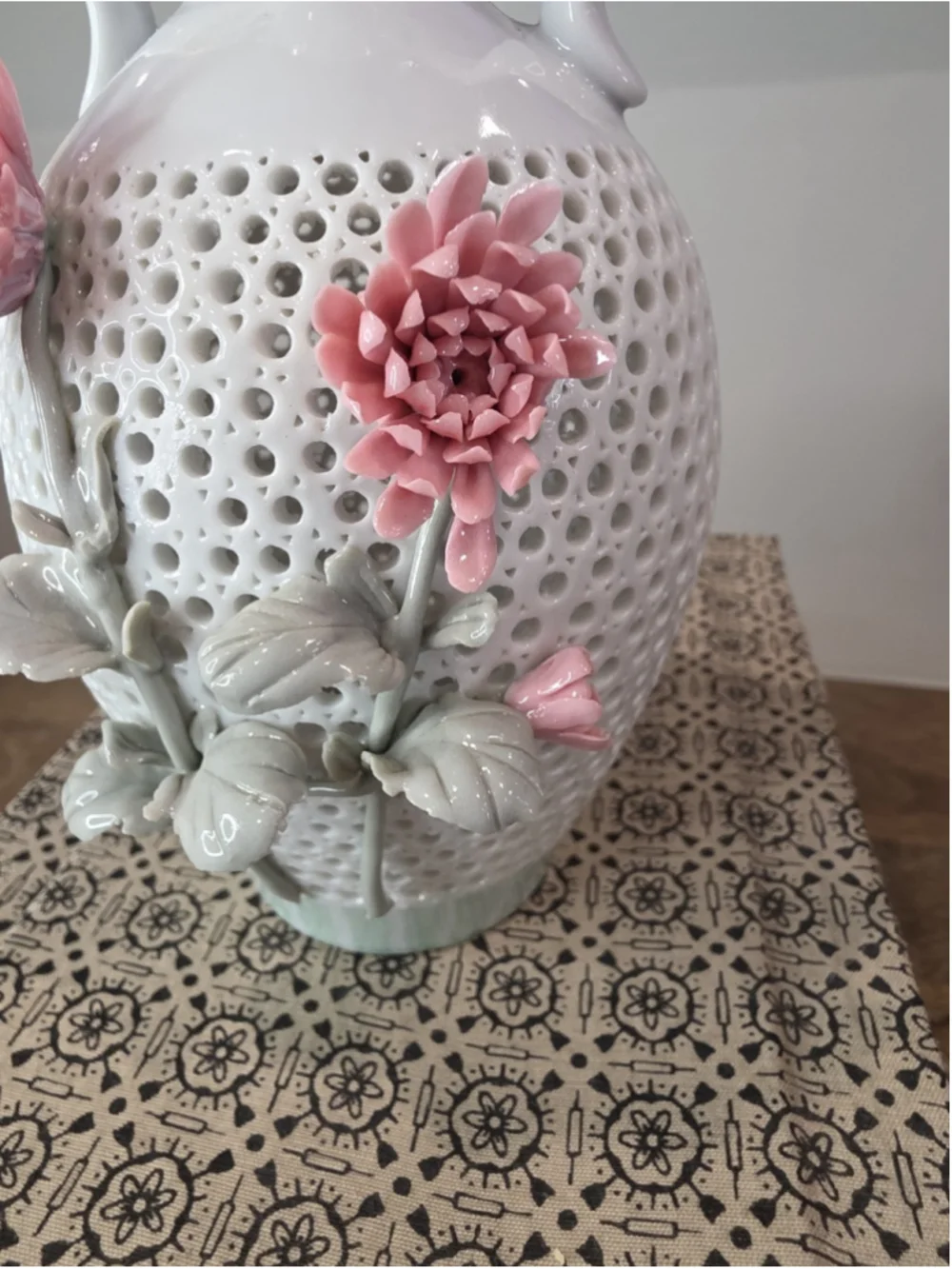 VTG Reticulated Porcelain Double Handle Floral Vase Pink Flowers Boxed 7